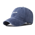 Detalle del bordado de zorro blanco en una gorra de algodón lavado azul marino - Ajustable / Zorro Azul Marino