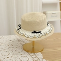 Vue détaillée d'un chapeau de paille avec dentelle plissée blanche et nœuds noirs sur support - S (Enfants 52cm 1-6 ans) / Chapeau Beige