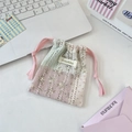 Détail du sac de rangement en dentelle à cordon avec étiquette de marque Sorakka - Patchwork Ajouré Rose à Carreaux