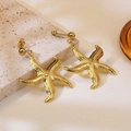 Goldene Seestern-Ohrstecker aus Titanstahl auf einem natürlichen Steinsockel - Goldener Seestern-Stil (FYD6140)