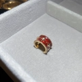 Makroansicht von rotem Emaille-Ohrring mit goldenen Perlenrändern in Schmuckbox - 4# Gold-Rot Emaille Stern Ohrmanschette Einzel