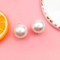 Detail von weißen runden Perlenanhängern mit Silberöse für DIY-Schmuckherstellung - Silber Kappe Runde Perle 20mm