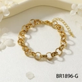 Dettaglio del bracciale a catena dorata regolabile su petali di fiori bianchi puri - Bracciale Cubano Semplice (BR1896-G)