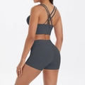 Détail de l'ensemble de yoga gris foncé avec dos croisé multi-bretelles et short taille haute - S / Haut Et Bas / Gris Graphite