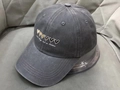 Dettaglio cappello in cotone grigio lavato con cuori colorati e scritte ricamate a mano - Stile Cuore Sfumato / Grigio Scuro [Cuore Sfumato]