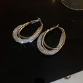 Dettaglio della trama a rete e del design bicolore degli orecchini ovali in metallo - Orecchini a Cerchio in Maglia Ovale Argento (Con Ago S925)