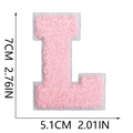 Vista macro che mostra le dimensioni di una toppa ricamata a lettera L rosa da 7cm - Lettera singola L / Rosa
