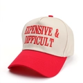 Dettaglio del ricamo con lettere rosse su un cappello trucker a cinque pannelli a corona alta - Regolabile / Rosso