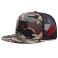 Détail de broderie tête de tigre sur casquette trucker camouflage avec filet arrière - Réglable / Camouflage