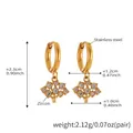 Vue détaillée des boucles d'oreilles arbre de vie dorées avec incrustations de zircon - Huggie Simple Arbre de Vie (Q148) / Or