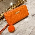 Lange orangefarbene Brieftasche mit Krokoprägung, Doppelreißverschluss und Bommel - Orange
