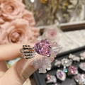 Makroaufnahme eines rosa herzförmigen Edelsteinrings mit silbernem Totenkopf-Handdesign - Stil 0469-Rosa Herz Skeletthand