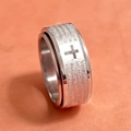 Anello rotante in acciaio inossidabile con croce incisa e testo della preghiera - US 9 / Color Acciaio