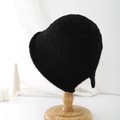 Primer plano del gorro de punto negro peludo en soporte de madera con decoración elegante - 55-59CM / Negro
