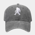 Détail de la broderie Bigfoot blanche sur une casquette en coton lavé gris foncé - Réglable / Gris