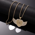 Vue détaillée du pendentif ailes de cœur doré avec strass et insert rond personnalisable - X459-1 Cœur Aile Or