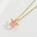 Détail du collier pendentif couronne dorée avec émail rose et une fine chaîne à maillons - Couronne Rose