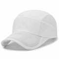 Gorra deportiva blanca de secado rápido con malla transpirable y logo en el frente - Ajustable / Blanco