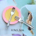 Detailansicht der 0,9x5,3cm silbernen Mini-Gabel-Anhänger aus Legierung für Puppenhäuser - Große Gabel mit Aufhängeloch