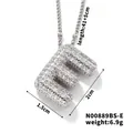 Vue détaillée du collier pendentif lettre E argenté serti de zircons avec dimensions - Lettre E