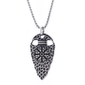 Dettaglio del ciondolo bussola vichinga Vegvisir con rune e trama in argento antico - Stile Vegvisir a Punta di Freccia (A0116)