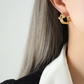 Pendientes vintage de oro estilo lava en titanio con tres circonitas brillantes - Dorado