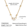 Detalle del collar de acero inoxidable bañado en oro 18K con colgante de flor de nácar - Estilo de Flor Blanca Dorada (YYN025262)