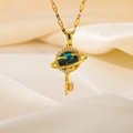 Macro-detail van planeet-sleutelhanger met blauwe galaxiesteen op een gouden ketting - Kosmische Planeet Sleutel / Goud