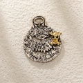 Pendentif tête de mort Halloween en argent et or sur un fond texturé ivoire élégant - Crâne 1
