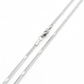 Elegante catena serpente da 1,5mm in acciaio al titanio argento con texture incise e chiusura a moschettone - 45cm / Color Acciaio