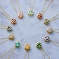 Lot de 12 colliers zodiaque dorés avec pierres colorées sur marbre blanc pur - Gémeaux