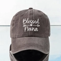 Dettaglio del ricamo Blessed Nana su berretto in cotone grigio scuro lavato con riflesso specchio - caffè