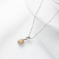 Collar minimalista de titanio plateado con elegante colgante de gota naranja vivo - Oro Blanco + Circonita Champán