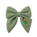 Détail de la broderie sur le nœud en lin vert montrant les fleurs et la texture du tissu - Vert Haricot