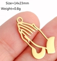 Makroaufnahme des goldenen Gebetshände-Anhängers zeigt 14x23mm Größe auf Finger - Betende Hände / Gold