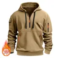 Details des khakifarbenen Kapuzenpullovers mit Ärmeltaschen und warmem Fleece-Futter - S / Khaki