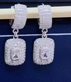 Pendientes de circonita cuadrada plateada con micro-pave sobre soporte de madera - Plateado