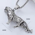 Vue détaillée du pendentif tigre argenté montrant 32mm de long et 33g de poids - Pendentif en Forme de Tigre (Pendentif Unique Style 6)