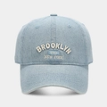 Détail de la broderie Brooklyn 1998 sur casquette de baseball en denim délavé bleu - Bleu clair