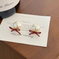 Boucles d'oreilles perles vintage avec nœud bordeaux sur une carte d'art élégante - 35# Nœud Rouge Grosse Perle Or (925 Sterling Silver Earring Post)