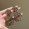 Gros plan sur des boucles d'oreilles vintage doubles roses évidées avec motif léopard - N° 9 Rose à Double Couche (Tige en Argent - Café & Noir)