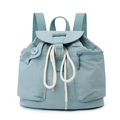 Dettaglio zaino in nylon azzurro con chiusura a coulisse e logo del marchio sulla patta - Blu Nebbia