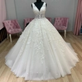 Elegante witte trouwjurk met diepe V-hals, kanten bloemendetails en een lange sleep - US 14 / Wit