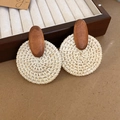 Dettaglio degli orecchini in rattan fatti a mano con borchie in legno su sfondo naturale - 15# Perno per orecchini in acciaio-Bianco (Rattan con elemento in legno ovale)
