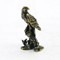 Detail einer Vintage-Kupfer-Adlerfigur auf einem Holzzweig mit feinen Schnitzereien - Kleine Adlerfigur / Ministatue / Antikgold