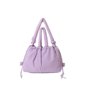 Lila gesteppte Puffer-Handtasche mit geknotetem Henkel auf sauberem weißem Grund - Einheitsgröße / Lila
