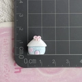 Dettaglio macro di una casa in miniatura in resina di 1,5 cm su un righello graduato - Stile mini ispessito / Casa a quadri blu