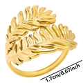 Detalle de anillo de hoja dorada mostrando ancho de 1,7 cm sobre fondo blanco puro - Dorado
