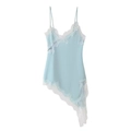 Robe caraco en satin bleu clair avec patchwork de dentelle blanche et ourlet asymétrique - S / Bleu clair