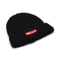 Dettaglio del berretto in maglia nera con toppa HELLO rossa e trama a coste - Taglia unica / Nero